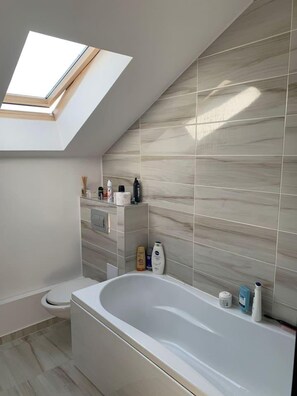 Apartamento, várias camas | Banheiro | Chuveiro/banheira combinados, banheira de imersão, secador de cabelo 