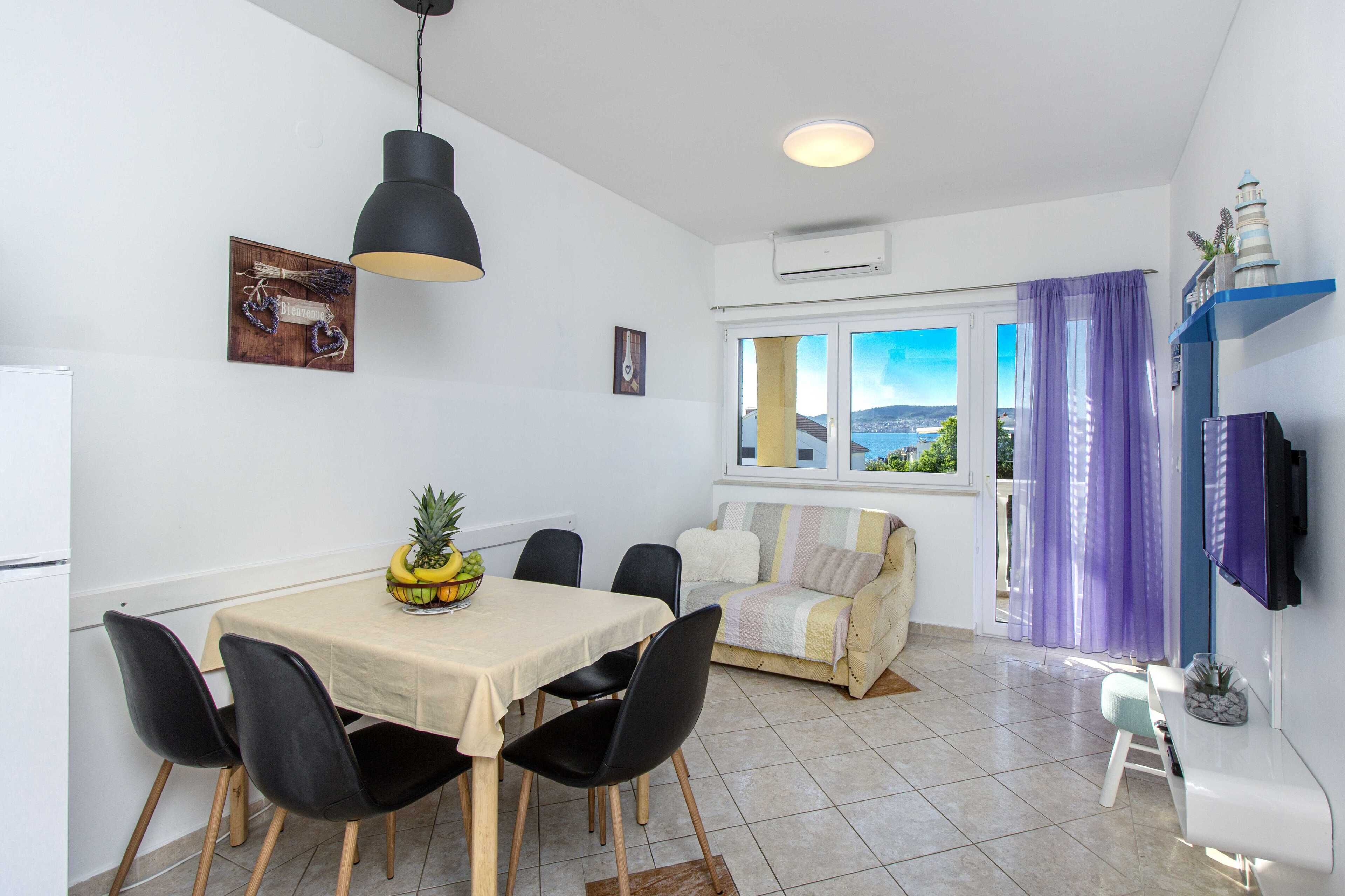 公寓 (Two Bedroom Apartment with Balcony an) | 客廳 | 電視