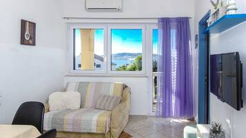 Departamento (Two Bedroom Apartment with Balcony an) | Sala de estar | Televisión