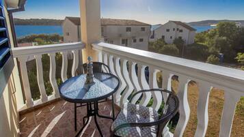 Departamento (Two Bedroom Apartment with Balcony an) | Balcón