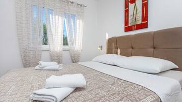 Departamento (Two Bedroom Apartment with Balcony) | 6 habitaciones y cunas