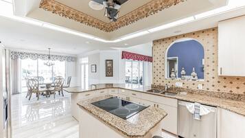 Hus, 3 soverom | Eget kjøkken | Kjøleskap, ovn, kaffetrakter/tekoker og brødrister