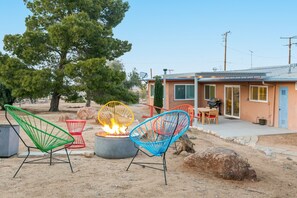 Outdoor dining - Rocky Ridge Retreat - Hot Tub, Fire Pit & Bbq! 2 Bedroom Home by RedAwning (Joshua Tree)