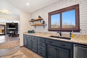 Coffee/tea maker, fridge, oven