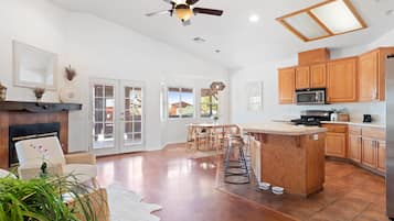 House, 3 Bedrooms | Private kitchen | Fridge, oven, coffee/tea maker