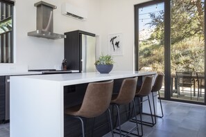 Maison, 2 chambres | Cuisine privée | Réfrigérateur, four, cafetière/bouilloire