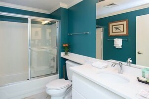Condo, 2 Bedrooms | Bathroom | Towels, shampoo