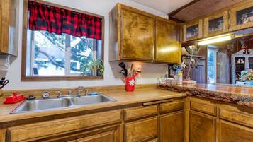 House, 2 Bedrooms | Private kitchen | Fridge, oven, coffee/tea maker