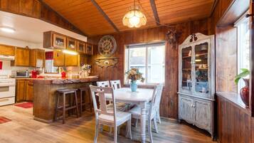 House, 2 Bedrooms | Private kitchen | Fridge, oven, coffee/tea maker