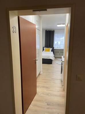 1 habitación, tabla de planchar con plancha, wifi gratis y ropa de cama 