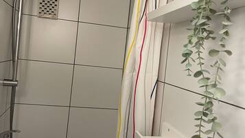 Dusche, Handtücher, Seife, Toilettenpapier