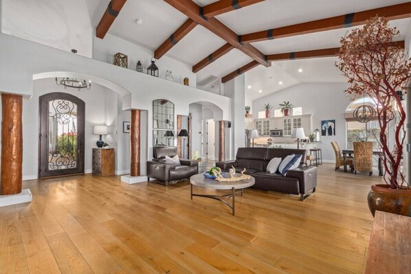 Interior - Views-Pool-Jacuzzi-Pet Friendly! (Fountain Hills)