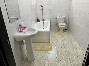 Chuveiro, secador de cabelo, toalhas de banho, sabonete