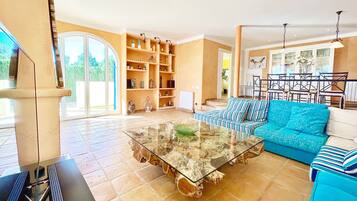 Televisión y chimenea