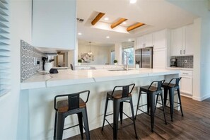 Fridge, microwave, oven, stovetop - SANTA FE MODERN 5BED/3BA WITH POOL/SPA & MTN VIEWS (Bermuda Dunes)