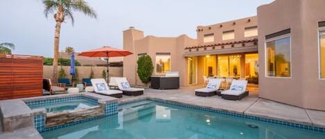 Una piscina al aire libre, una piscina climatizada