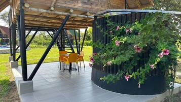 تناول الطعام بالخارج