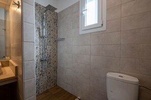 Douche, sèche-cheveux, serviettes fournies, savon