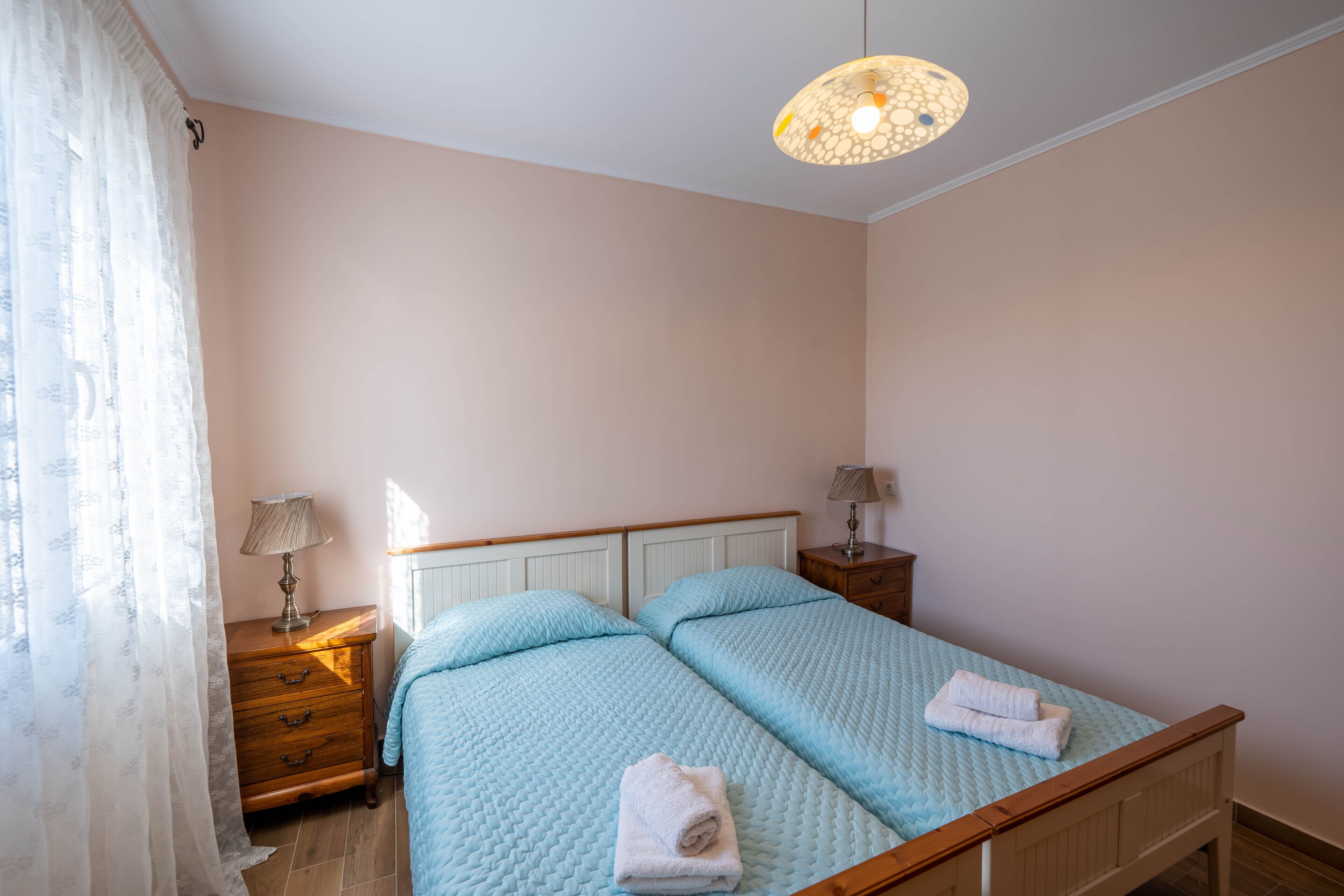 2 habitaciones, tabla de planchar con plancha, wifi y ropa de cama 