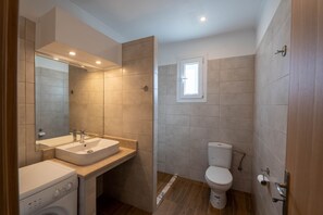 Ducha, secador de pelo, toallas y jabón