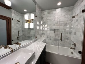 Douche, sèche-cheveux, serviettes fournies, savon