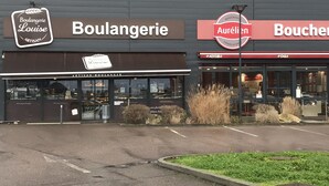 A storefront with signage for 'Boulangerie Louise Artisan' and 'Boucherie'. - Renovated house with garage and 300 M2 of land,  (Condé-sur-Sarthe)