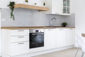 Fridge, oven, stovetop, dishwasher