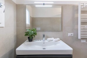 Douche, sèche-cheveux, serviettes fournies, shampoing