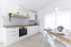 Jääkaappi, uuni, liesi, astianpesukone