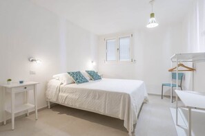 2 chambres, fer et planche à repasser, Wi-Fi gratuit, draps fournis