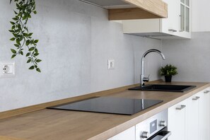 Frigorífico, horno, placa de cocina y lavavajillas