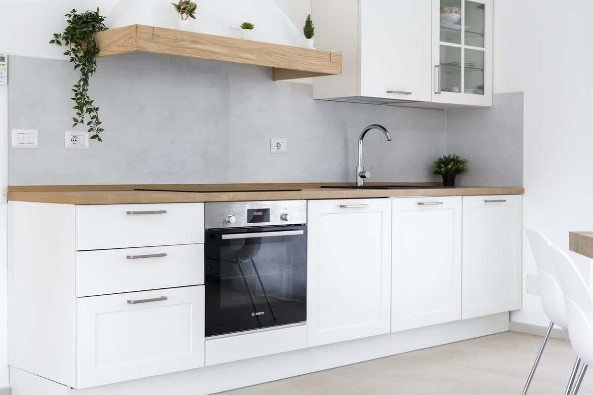 Een koelkast, een oven, een kookplaat, een vaatwasser