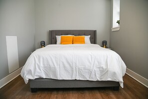 2 Schlafzimmer, Schreibtisch, Bügeleisen/Bügelbrett, Reisekinderbett