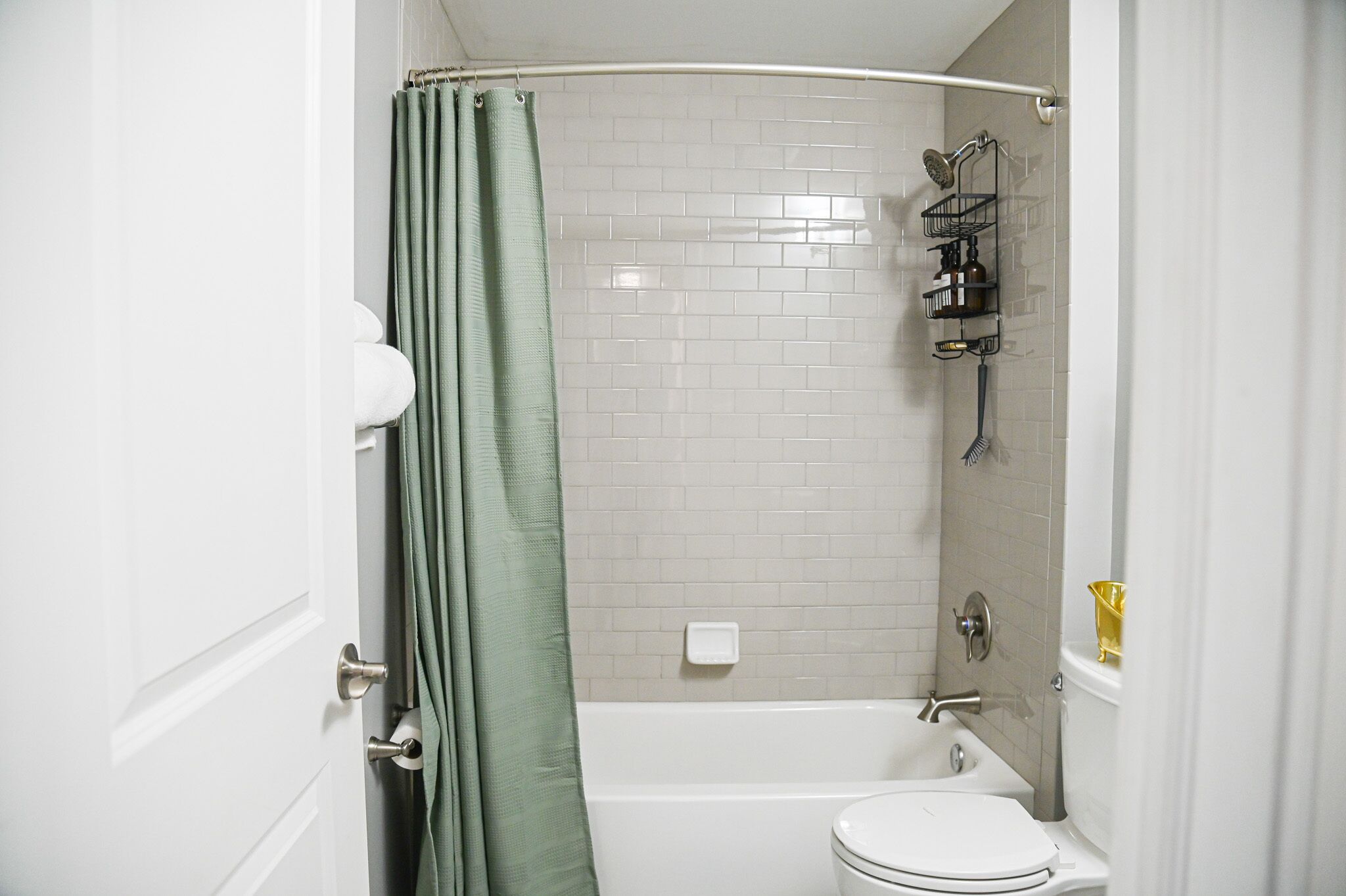 Secador de pelo, toallas, jabón y champú