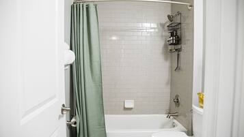 Haartrockner, Handtücher, Seife, Shampoo