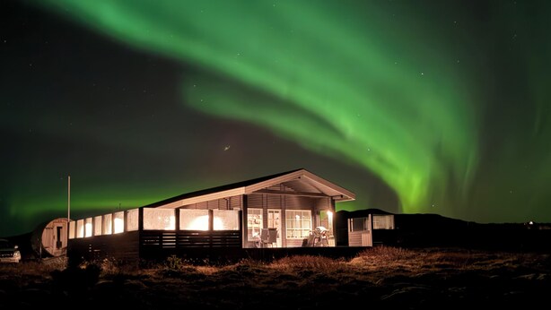 A cabin with a large window facing the aurora borealis. - A cozy cottage with a sauna in the Golden Circle area. HG-00016818  Id 3221494 (Grímsnes- og Grafningshreppur)