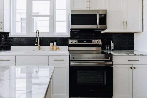 Kühlschrank, Mikrowelle, Ofen, Herdplatte