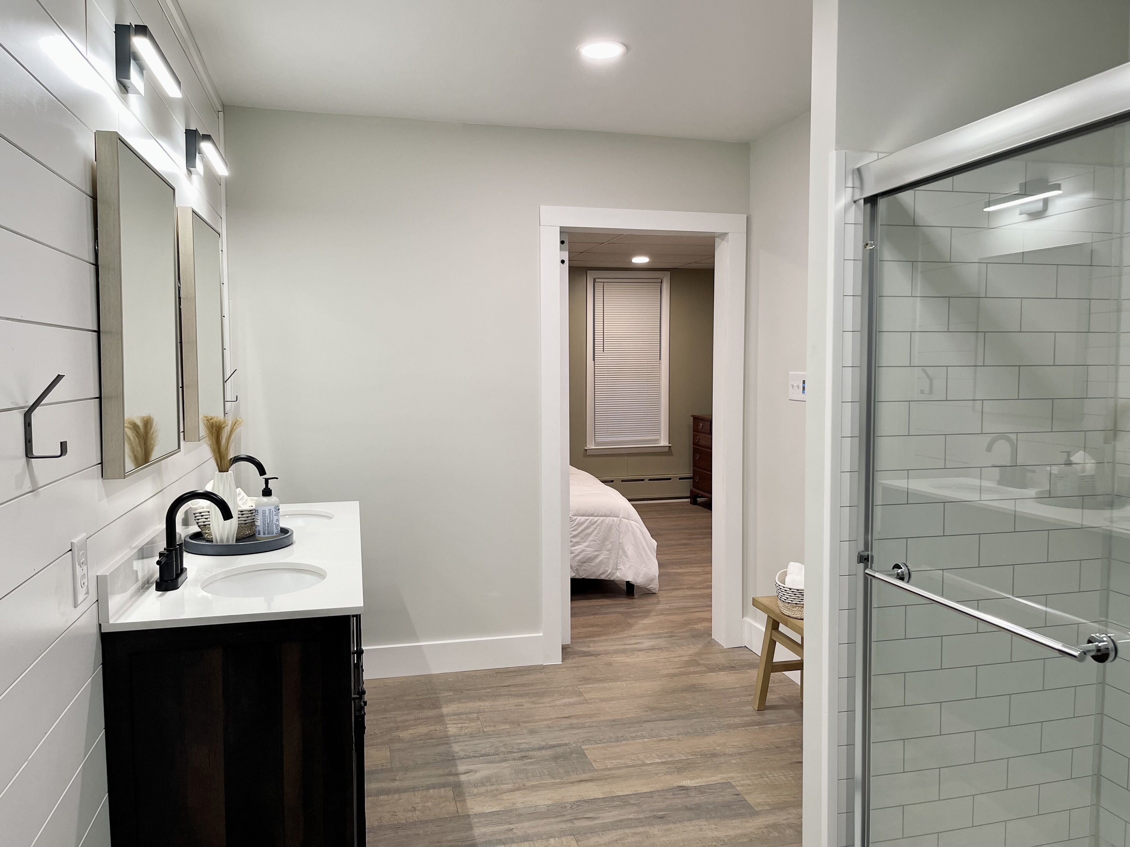 Douche, sèche-cheveux, serviettes fournies, savon