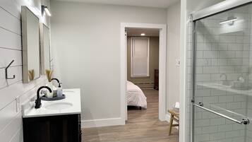 Suihku, hiustenkuivaaja, pyyhkeet, saippua