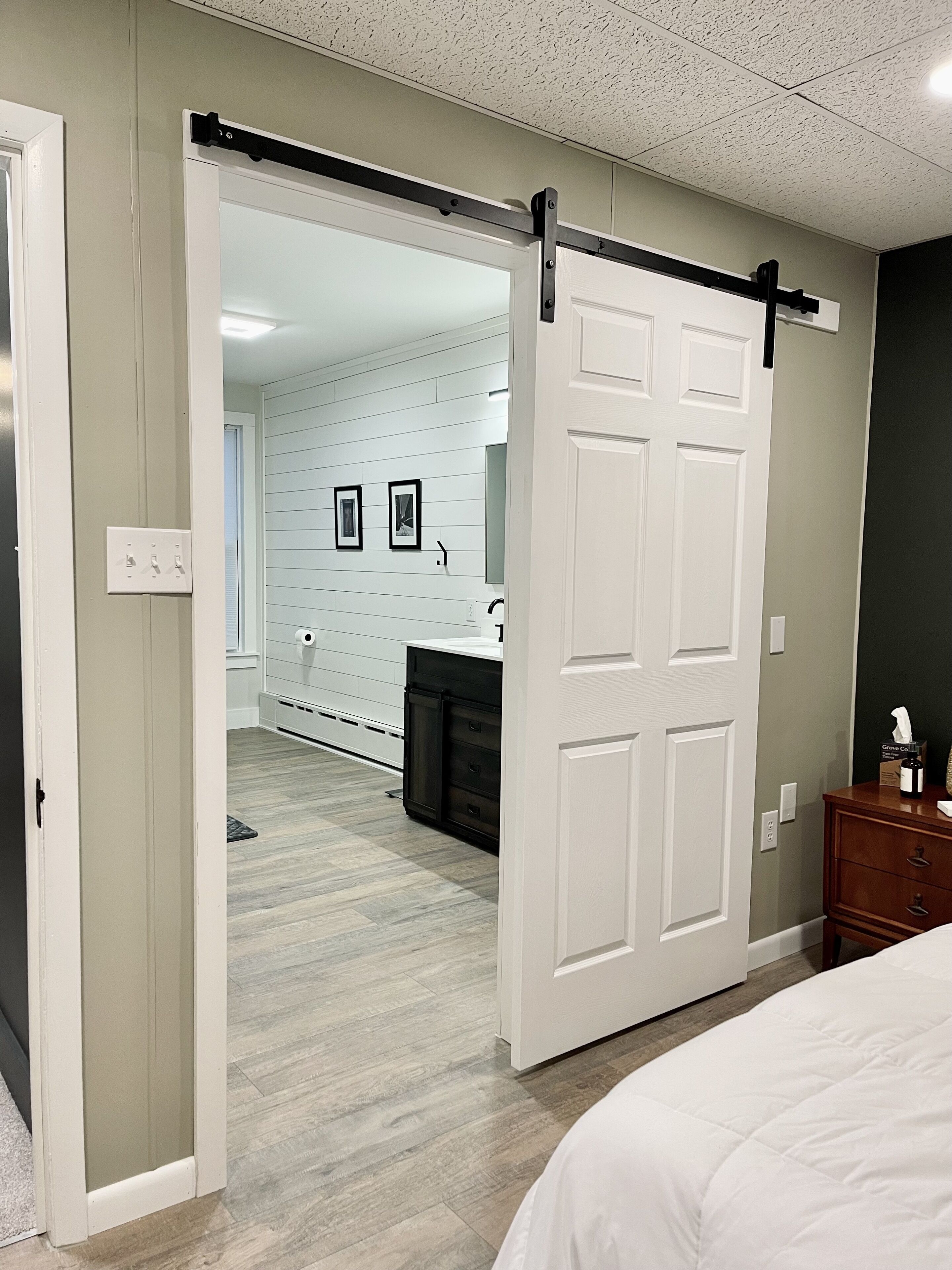 4 makuuhuonetta, työpöytä, ilmainen Wi-Fi, vuodevaatteet