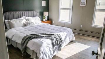 4 makuuhuonetta, työpöytä, silitysrauta/-lauta, ilmainen Wi-Fi