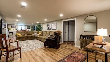 Téléviseur connecté, livres, écran d’ordinateur