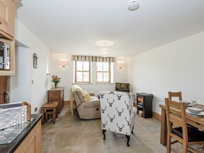 TV, fireplace - 1 bedroom accommodation in Quernmore, near Lancaster (Quernmore, near Lancaster)