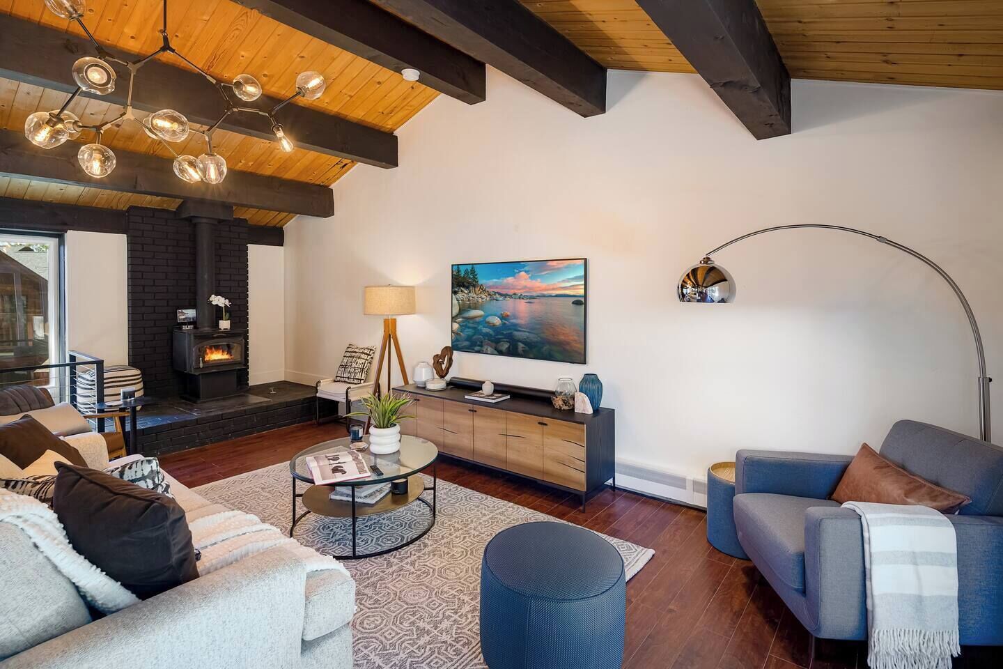 Smart TV, chimenea, reproductor de DVD y libros 