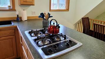 Kjøleskap, mikrobølgeovn, kokeplater og kaffetrakter/tekoker