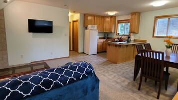 Smart TV, caminetto, lettore DVD