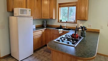 Refrigerador, microondas, parrilla de estufa y cafetera y tetera