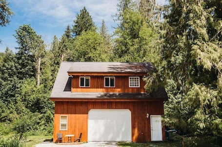 Exterior. Skyline cottage, private hot tub, wifi sleeps 4!