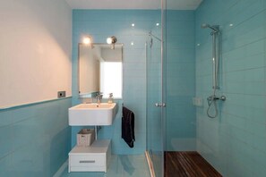 Dusche, Haartrockner, Handtücher, Toilettenpapier