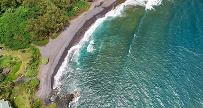 AUTHENTIC HAWAIIAN BEACH HOUSE ON HANA BAY. 5-minute walk to beaches and town.